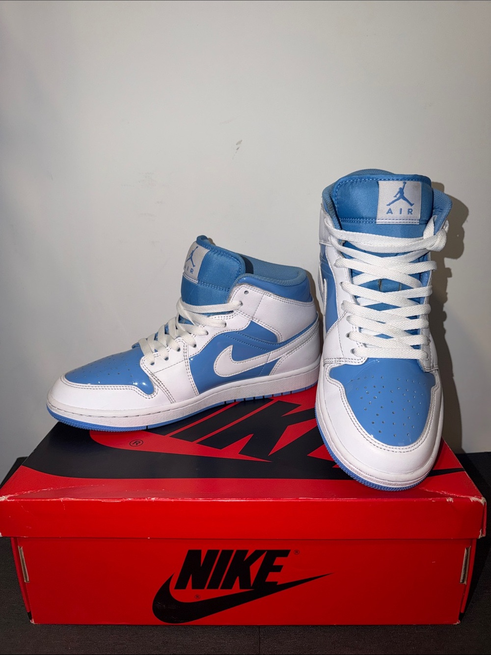 👟⛹🏿👟 Jordan 1 Mid Sneakers in White & Patent Leather UNC Blue